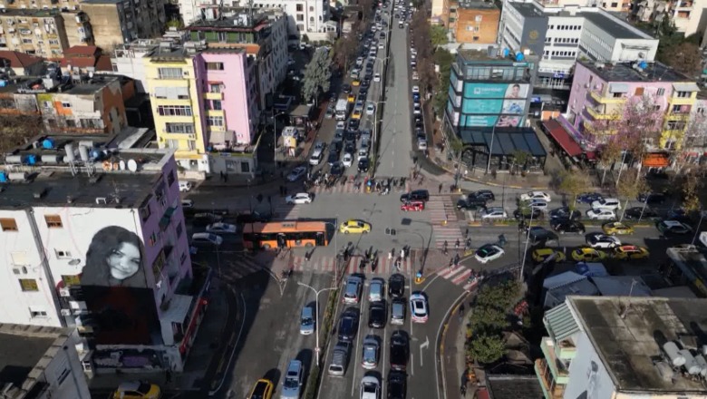 Trafiku i rënduar, Report Tv sjell pamjet me dron, dyndje mjetesh në rrugët kryesore të Tiranës