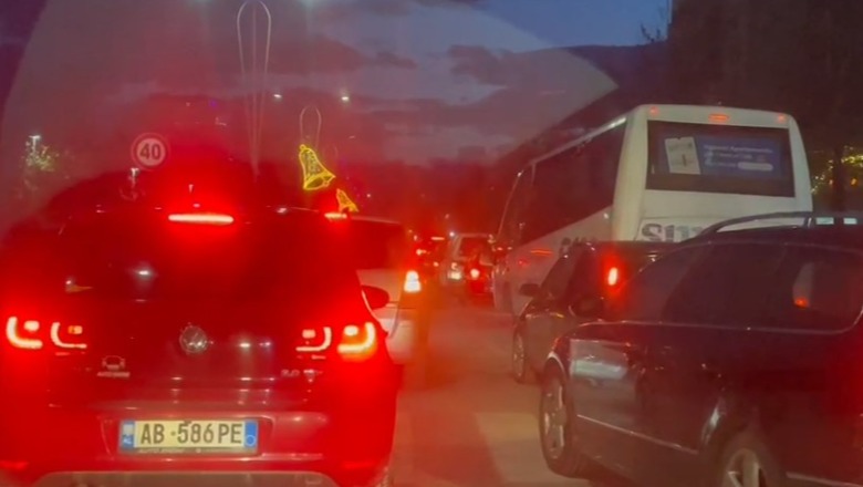 Trafik i rënduar në Vlorë nga ardhja e emigrantëve për festat