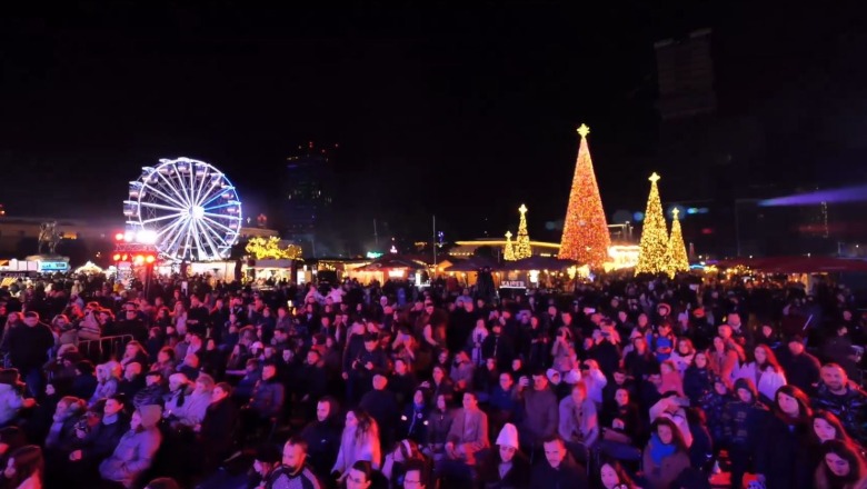 Magjia e Krishtlindjeve, qindra njerëz shijojnë koncertin festiv në sheshin 'Skënderbej'