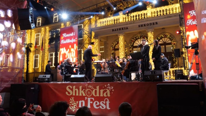 Magjia e Krishtlindjeve në Shkodër, qytetarët shijojnë koncertin festiv para Bashkisë