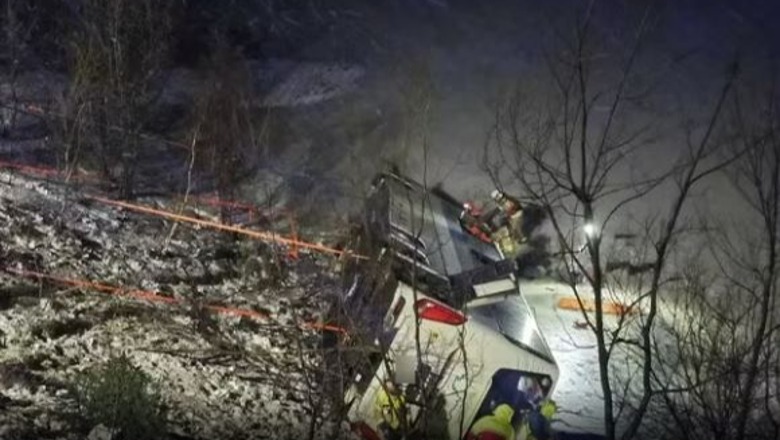 Norvegji, autobusi me 60 pasagjerë del nga rruga dhe përfundon në liqen! 70 persona brenda, mes tyre 3 të vdekur