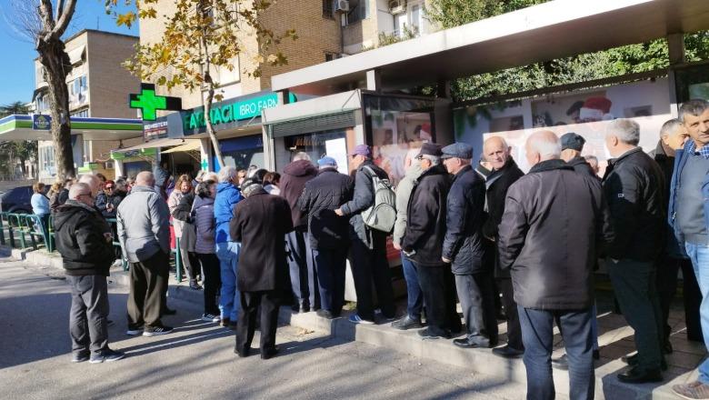 Tiranë, pensionistët nisin marrjen e abonesë falas 