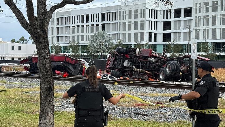 VIDEO/ Momenti kur treni përplas zjarrfikësen në SHBA, 15 të lënduar