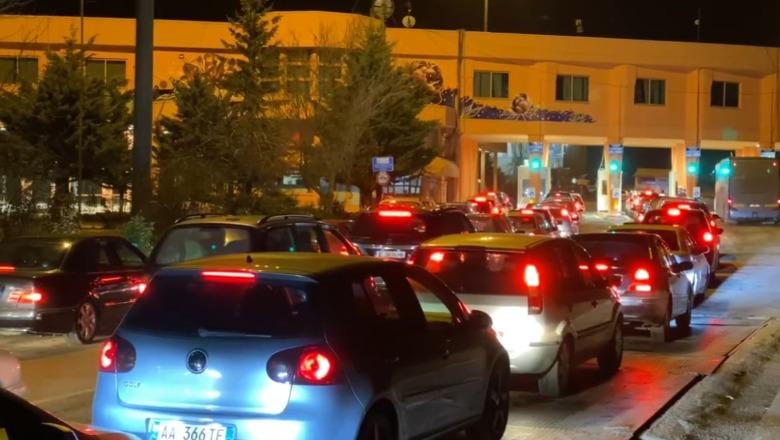 Korçë/ Rritet fluksi i automjeteve në Qafë-Thanë! Festat e fundvitit krijojnë radhë të gjata të udhëtarëve nga Maqedonia e Veriut