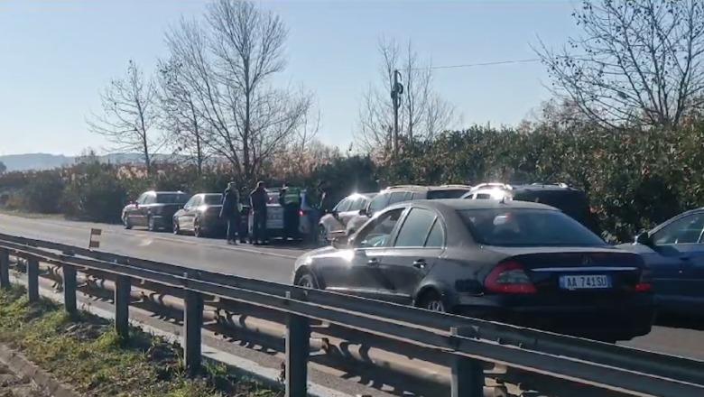 Aksident në autostradën Lushnje Fier, përplasen 3 mjete, shkaktohet radhë e gjatë trafiku