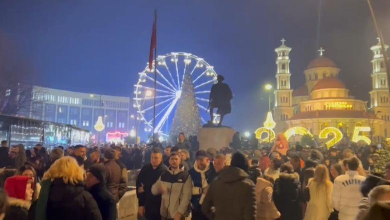 Edhe Korça i bashkohet festës së ndërrimit të viteve me fishekzjarre, pavarësisht temperaturave