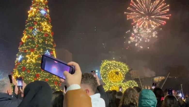 Elbasani pret ndërrimin e viteve në shesh me spektakël fishekzjarresh, qindra qytetarë i bashkohen festës