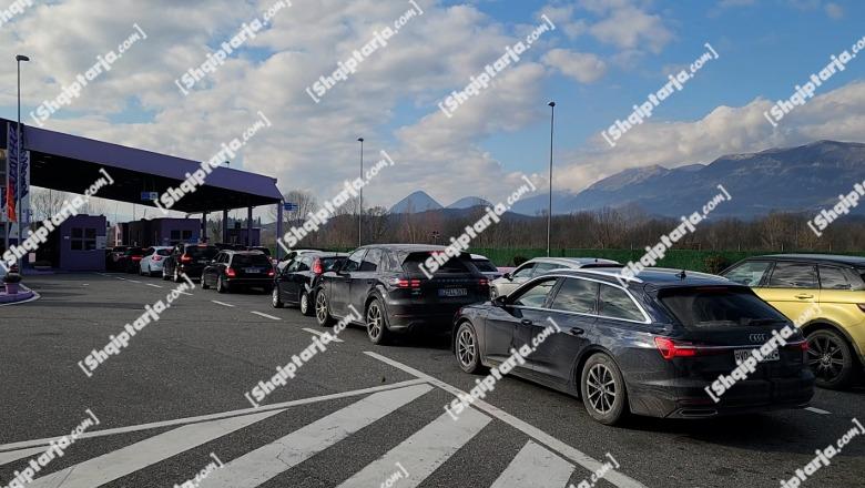 Shqipëri-Mali i Zi/ Fluks i lartë në pikën kufitare të Muriqanit, rreth 11 mijë persona në hyrje-dalje për dy ditë! Rriten sportelet (VIDEO)