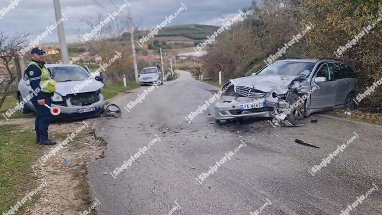 Fier/ Makinat përplasen ‘kokë më kokë’, plagoset një nga shoferët!