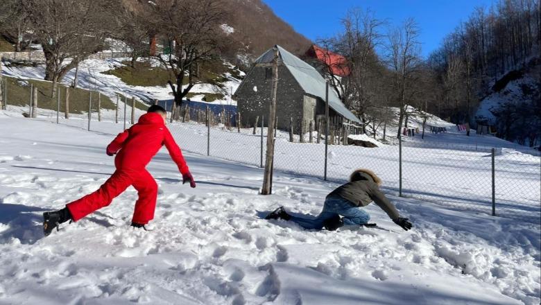  Lëpusha mbulohet nga dëbora, tërheq vizitorë të shumtë (FOTO)