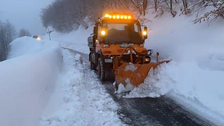 Reshje të dendura bore në Theth, Tamarë dhe në 'Rrugën e Kombit'! Akset të hapura, nga tuneli në Morinë qarkullimi me goma dimërore (VIDEO)