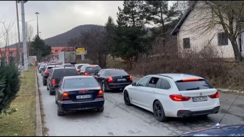 Qafë-Thanë/ Bie përkohësisht sistemi i doganës së Maqedonisë së Veriut, fluks mjetesh në hyrje-dalje me Shqipërinë! Rritet numri i sporteleve (VIDEO)