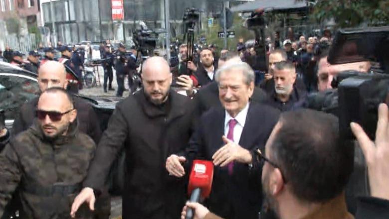 Berisha paraqitet në SPAK, e presin militantët, nuk komenton për gazetarët: Do flas kur të dal