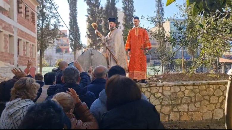 Fier/ Besimtarët ortodoksë festojnë ditën e 'Ujit të Bekuar', kryqi hidhet në shatërvanin e qytetit dhe kapet nga një 17 vjeçar