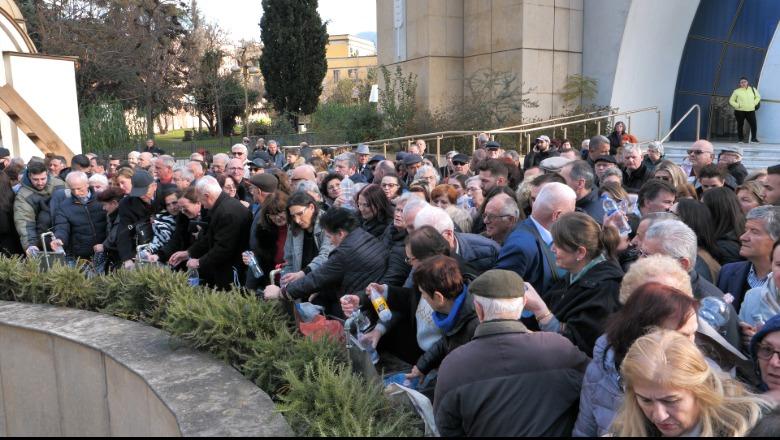 Dita e Ujit të Bekuar, mijëra besimtarë në Kishën Ortodokse! Besimtarja: ritualin e kam kryer fshehurazi në komunizëm!