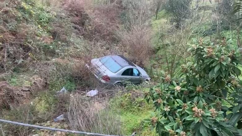 Lushnjë/ Makina del nga rruga dhe përfundon në kanal, babë e bir transportohen në spital (EMRAT)