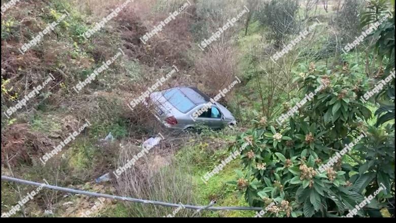 Lushnjë/ Makina del nga rruga dhe përfundon në kanal, babë e bir transportohen në spital (EMRAT+VIDEO)