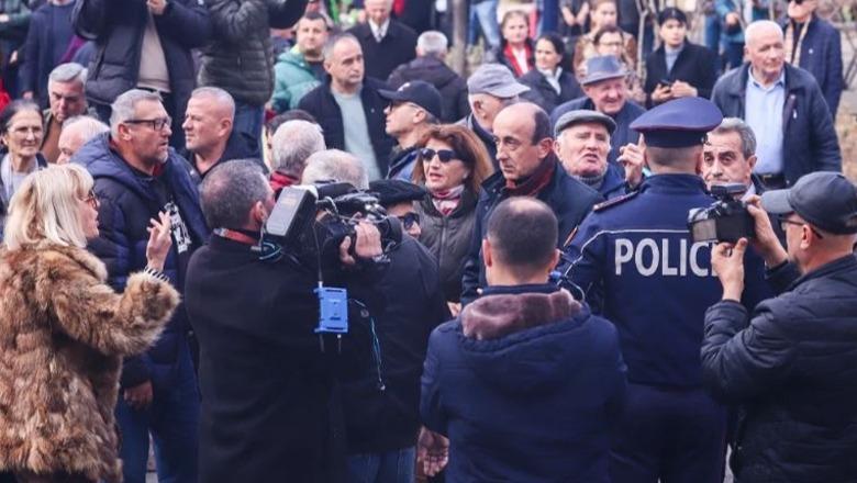 Penguan qarkullimin e makinave gjatë tubimit para Bashkisë, nën hetim 7 protestues! Policia: Vendosën një automjet në mes të rrugës