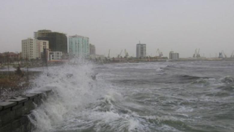 Nesër mot i keq me reshje shiu dhe erë, anulohen lundrimet Durrës-Bari dhe anasjelltas, tragetet rinisen të hënën 