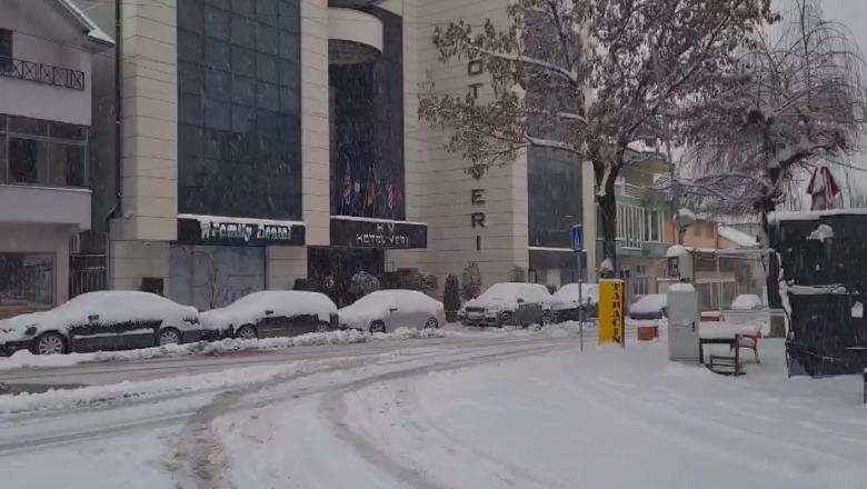 Moti i Keq/ Në Mirditë bora bllokon rrugët e fshatrave të thella! Akset kombëtare të kalueshme por me zinxhirë! Në Durrës pezullohet lundrimi i trageteve