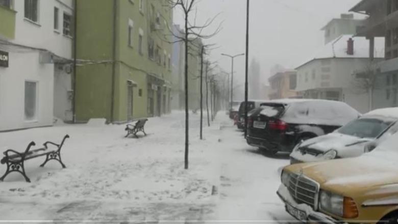 Bora në Kukës, akset nacionale të kalueshme me zinxhirë! Pa drita disa fshatra në zonat e thella 