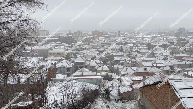 Dëborë, erë e fortë dhe temperatura deri në -7 gardë, si paraqitet situata e motit në Korçë