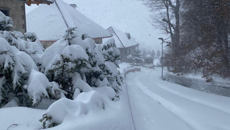 FOTO/ Parku kombëtar i Shebenikut me borë! Lëvizja e detyrueshme me goma dimërore e zinxhirë