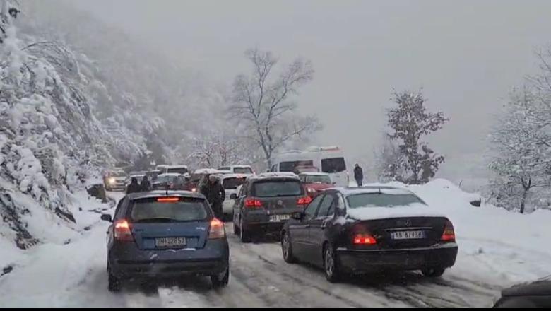 Dëbora në Dibër/ Automjete të shumta bllokohen për afro 2 orë në Qafën e Ulzës, shkak mungesa e zinxhirëve dhe gomave dimërore