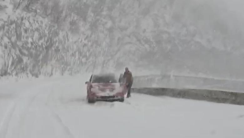 Moti i keq/ Ja cilat janë rrugët e bllokuara në veri të vendit si pasojë e reshjeve të borës