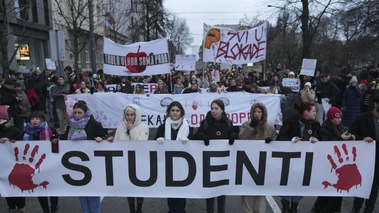 Serbi/ Protesta masive në rrugët e Beogradit! Studentët kërkojnë drejtësi për viktimat në Novi Sad, fajësojnë Vuçiç për korrupsion