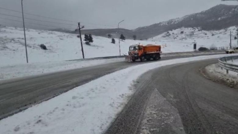 Bora në Korçë/ Të gjitha rrugët e kalueshme, borëpastrueset në terren