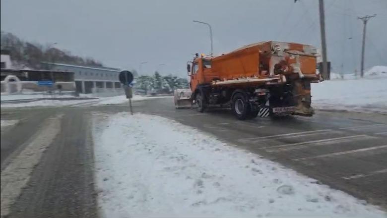 Moti i keq/ Në Korçë 893 abonentë pa energji! Pala greke ndalon hyrjen e kamionave dhe autobuzëve në Kapshticë