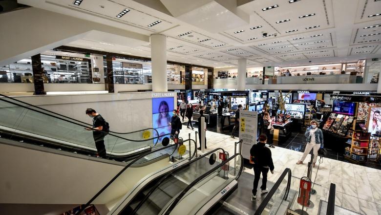 Shqiptarja kapet në Milano me veshje e çanta me vlerë 7 mijë euro, po ...