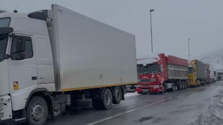 Ankesat e udhëtarëve dhe shoferëve në Kapshticë, Greqia hap kufirin për autobusët dhe kamionët! Merr fund pritja e gjatë