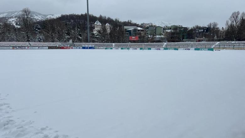 Reshjet e dëborës në qytetin e Korçës, ndeshja Skënderbeu-Vora ndryshon stadium