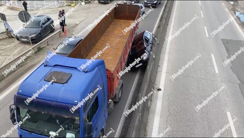 Aksident në Tiranë-Durrës, automjeti tenton të parakalojë, por kamioni e ngjesh pas trafik-ndarëses (VIDEO)