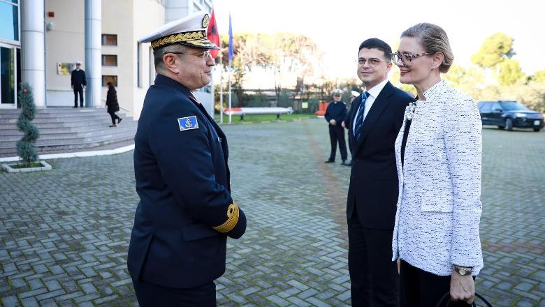 Durrës/ E ngarkuara e SHBA-së takim me ministrin Vengu dhe kundëradmiralin Agastra, viziton Qendrën Ndërinstitucionale Operacionale Detare