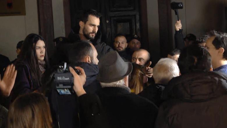 Lapaj e Arlind Qori sherr edhe në protestë/ Adriatikun e dëbojnë nga podiumi: Komunistët nuk bëhen njerëz (VIDEO)