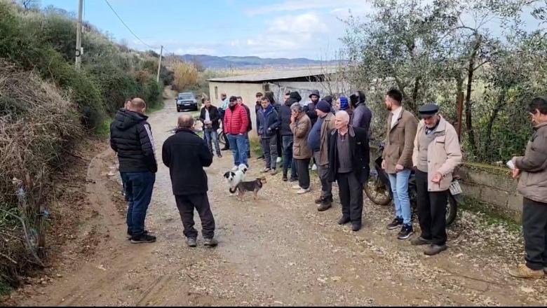 ‘Nuk çojmë dot të sëmurët në spital’, banorët e Varibopës ngrihen në protestë: Rrugën e dëmtoi Ujësjellësi! Bashkia e Fierit: Do ta asfaltojmë