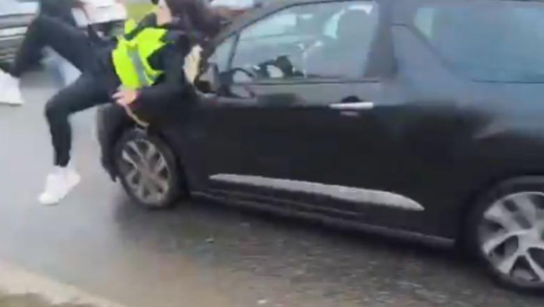 Beogradi nën ‘pushtetin’ e studentëve, momenti i frikshëm kur një automjet futet mes protestuesve dhe përplas dy prej tyre (VIDEO)