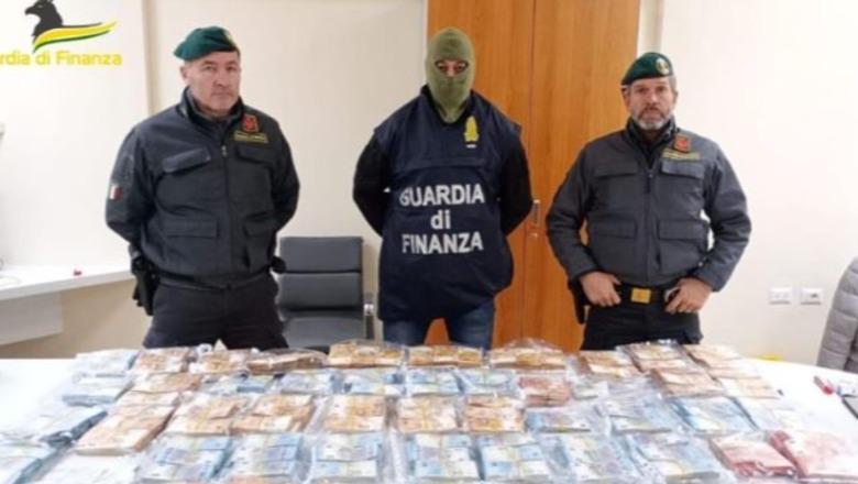 Iu gjetën 863 mijë euro cash të fshehura në dollap e makinë, arrestohet 46-vjeçari shqiptar në Itali (VIDEO) 