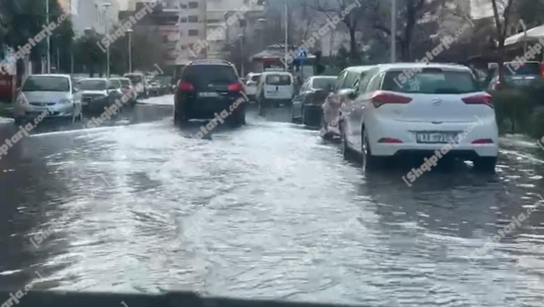 Vlorë/ Reshjet rikthejnë frikën e përmbytjeve të 4 Tetorit, 10 minuta shi kthejnë qytetin në 'Venecia'! Nën ujë ‘Albana & Romina’ dhe zona e Skelës (VIDEO)