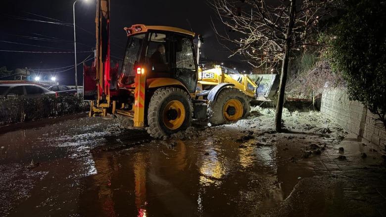 Reshjet e shiut në Durrës, situatë problematike në rrugën 'Bisht Kamza', disa banesa të përmbytura (FOTOT)