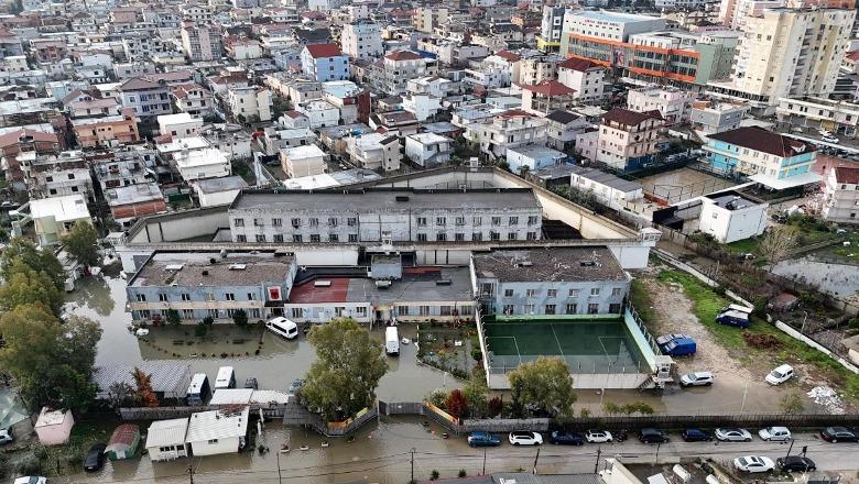 Përmbytjet në Durrës, 300 banesa nën ujë! FOTOT me dron