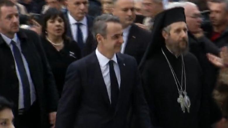 Lamtumira e Kryepeshkopit, kryeministri Mitsotakis në katedrale pas homazheve shtrëngon dorën me Ramën e Berishën