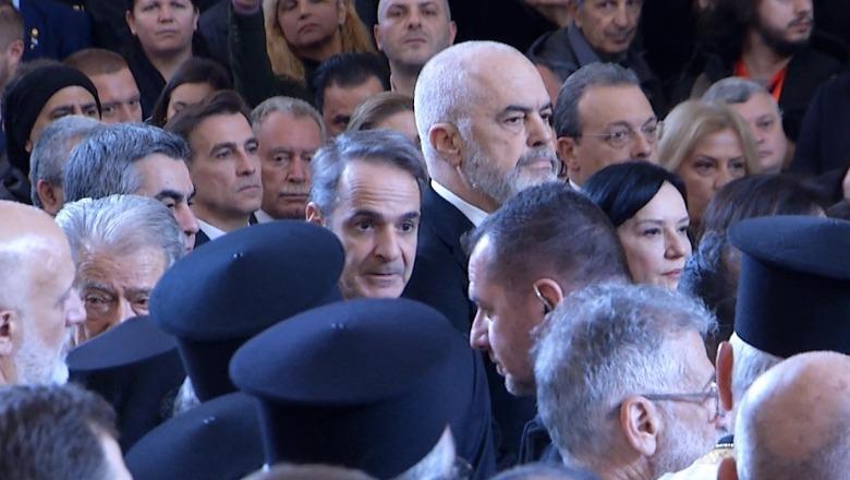 Lamtumira e Kryepeshkopit, kryeministri Mitsotakis në katedrale mes Ramës e Berishës