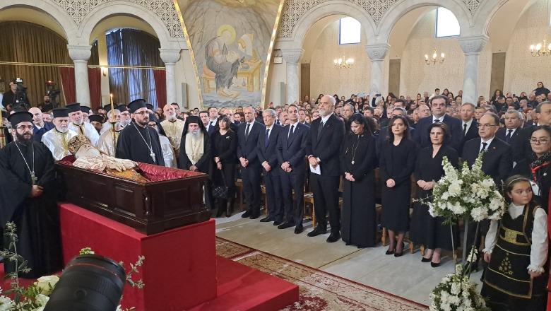 LIVE- Mesha e lamtumirës për kryepeshkopin Anastas, e drejton Patriarku Bartolomeu! Në katedrale delegacione nga e gjithë bota e krishterë, Rama e Mitsotakis do mbajnë fjalime 