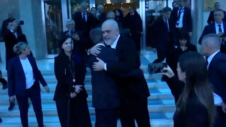 Lamtumira e Anastasit/ Dy kryeministrat takim 'kokë më kokë' pas ceremonisë, Rama: Jemi miq, gjithçka është në rregull! Mitsotakis: Çdo problem duhet ta zgjidhim me dialog (VIDEO)