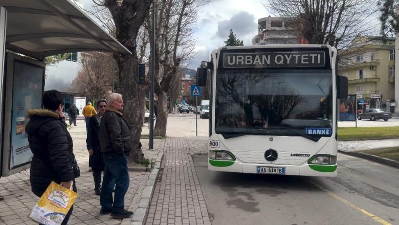 Korçë/ Bashkia rrit me 10 lekë biletën urbane, nuk ofroheshin operatorë të rinj! Për pensionistët, transporti falas