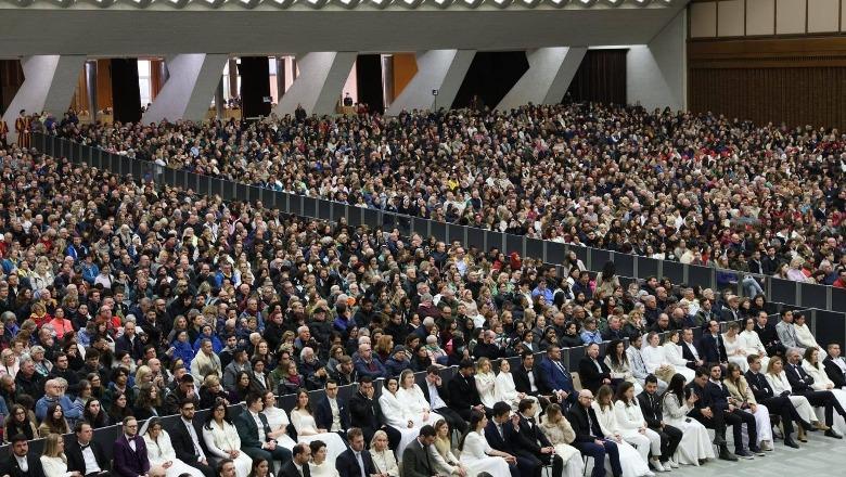 Rreth 100 studentë nga Shqipëria marrin pjesë në një 'Audiencë të Përgjithshme' të Papa Françeskut në Vatikan, të pranishëm edhe ministrat Hasani e Manastirliu